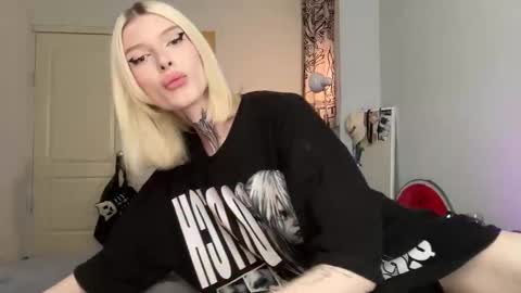 hotchubently online show from October 30, 2025, 8:38 am