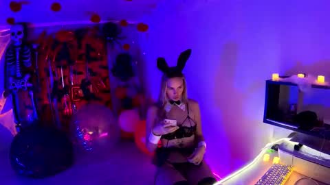 hotprincess2hot online show from October 31, 2025, 2:18 pm