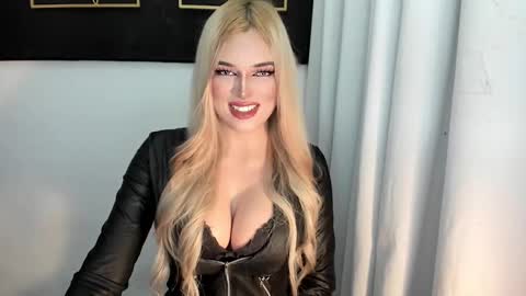 STELLA online show from October 12, 2025, 9:36 pm