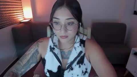 hottbee3645 online show from January 10, 2026, 7:48 pm