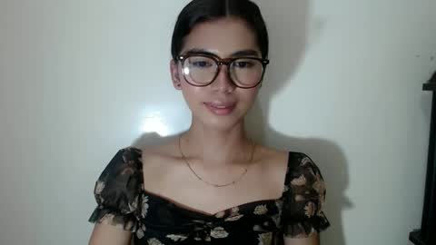 hottestdella69 online show from October 18, 2025, 9:32 am