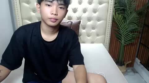 hottestloues online show from June 10, 2026, 2:01 am