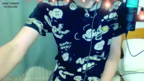 Snapshot of houdenni chatting on November 16, 2025, 3:45 am twinkie online show from November 16, 2025, 3:45 am