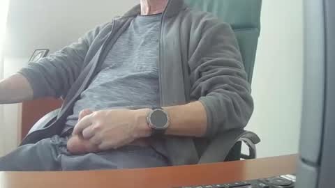 Snapshot of hpeter111 chatting on February 4, 2025, 11:05 am Peter online show from February 4, 2025, 11:05 am