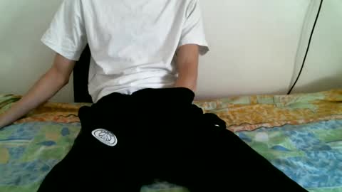 Snapshot of hug_me chatting on December 12, 2024, 10:45 am Keanu online show from December 12, 2024, 10:45 am