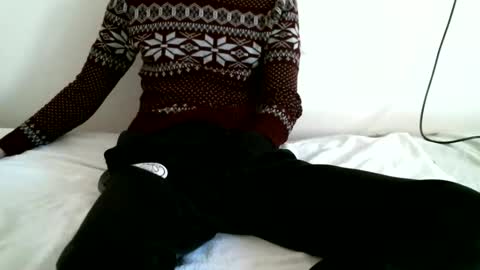 Snapshot of hug_me chatting on February 20, 2025, 1:30 pm Keanu online show from February 20, 2025, 1:30 pm