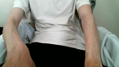 Snapshot of hug_me chatting on September 13, 2025, 2:50 pm Keanu online show from September 13, 2025, 2:50 pm