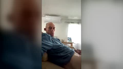 hungbull81 online show from May 19, 2026, 3:35 am