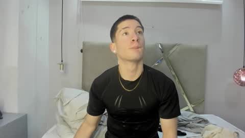 Snapshot of hunterheat_ chatting on October 15, 2025, 12:05 pm hunterheat_ online show from October 15, 2025, 12:05 pm