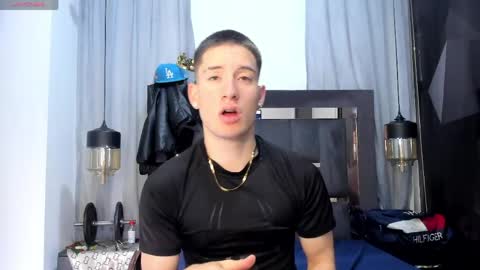 hunterheat_ online show from April 17, 2026, 12:52 pm