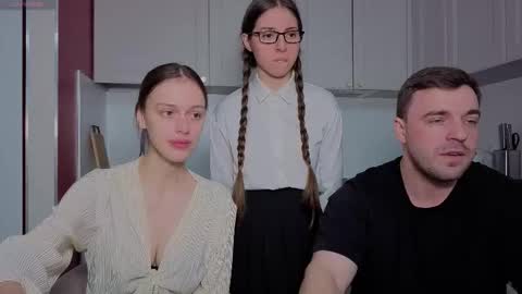 Julia and Mira online show from December 4, 2025, 10:24 am