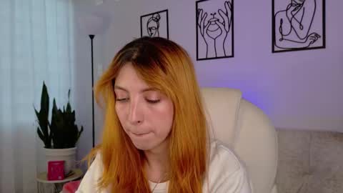 Sienna online show from October 16, 2025, 9:27 pm