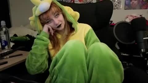 Inarafoxx online show from April 20, 2026, 3:09 am