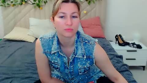 Snapshot of incredible_ariela chatting on April 23, 2026, 11:31 am incredible_ariela online show from April 23, 2026, 11:31 am