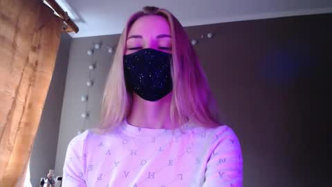 Lily online show from September 30, 2025, 2:33 pm