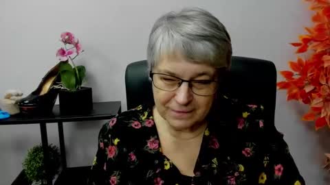 Snapshot of iris_xdesire chatting on December 2, 2024, 10:50 am I R I S online show from December 2, 2024, 10:50 am