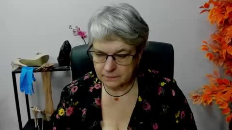 Snapshot of iris_xdesire chatting on December 10, 2024, 10:49 am I R I S online show from December 10, 2024, 10:49 am