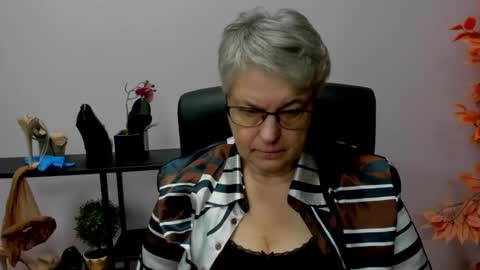 Snapshot of iris_xdesire chatting on December 17, 2024, 7:18 am I R I S online show from December 17, 2024, 7:18 am