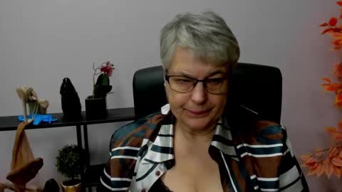 Snapshot of iris_xdesire chatting on December 17, 2024, 10:55 am I R I S online show from December 17, 2024, 10:55 am