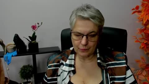 Snapshot of iris_xdesire chatting on December 18, 2024, 10:51 am I R I S online show from December 18, 2024, 10:51 am