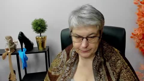 Snapshot of iris_xdesire chatting on January 2, 2025, 10:37 am I R I S online show from January 2, 2025, 10:37 am