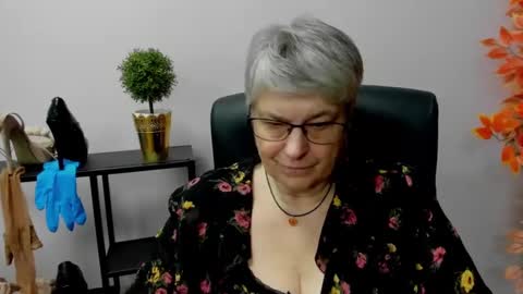 Snapshot of iris_xdesire chatting on January 7, 2025, 10:54 am I R I S online show from January 7, 2025, 10:54 am