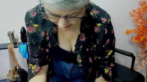 Snapshot of iris_xdesire chatting on January 14, 2025, 10:59 am I R I S online show from January 14, 2025, 10:59 am