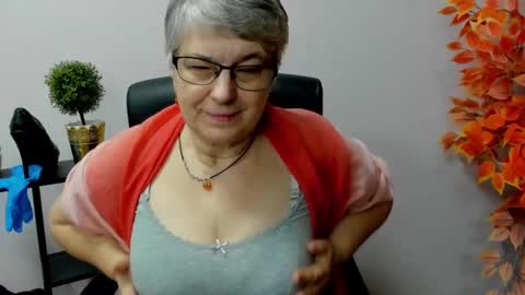 Snapshot of iris_xdesire chatting on February 6, 2025, 11:10 am I R I S online show from February 6, 2025, 11:10 am