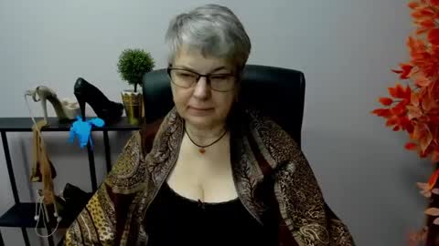 Snapshot of iris_xdesire chatting on February 24, 2025, 7:11 am I R I S online show from February 24, 2025, 7:11 am