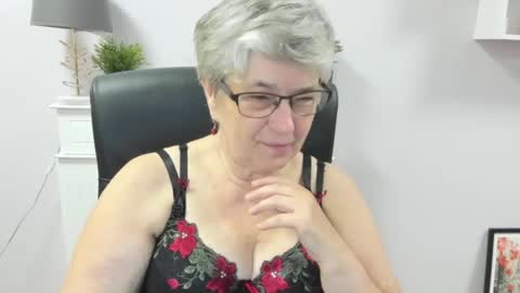 Snapshot of iris_xdesire chatting on July 6, 2026, 6:10 am I R I S online show from July 6, 2026, 6:10 am