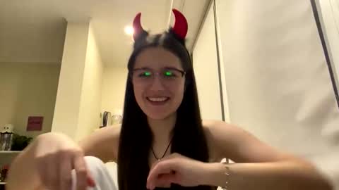 irisss31 online show from May 8, 2026, 6:24 pm