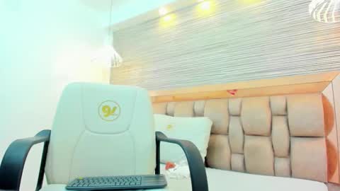 Isa online show from October 27, 2025, 7:51 pm