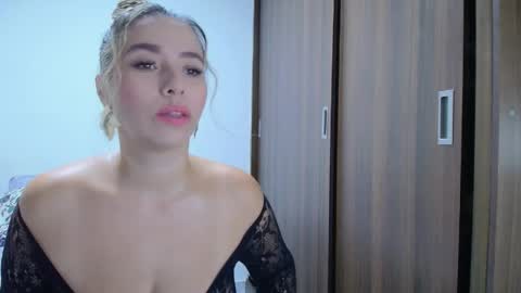 isabellaa_smith03 online show from May 9, 2026, 10:42 am