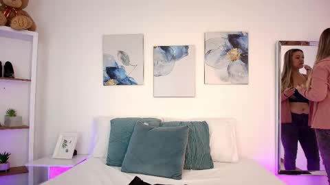 Isabella  online show from April 20, 2026, 1:36 pm