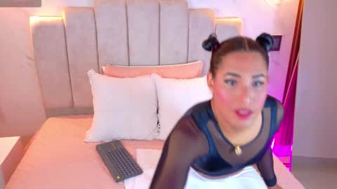 Isabella online show from October 12, 2025, 10:42 pm