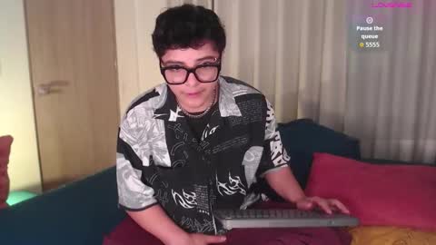 Isabella Mout  online show from March 29, 2026, 4:51 pm