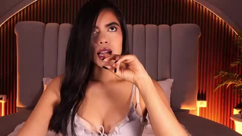 Isa  online show from April 25, 2026, 4:26 am