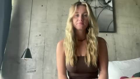 isabellesings online show from February 15, 2026, 5:26 am