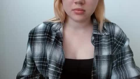 Snapshot of isla00 chatting on June 11, 2026, 6:22 am Isla online show from June 11, 2026, 6:22 am