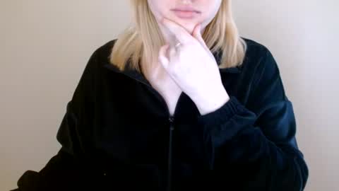 Snapshot of isla00 chatting on June 12, 2026, 6:23 am Isla online show from June 12, 2026, 6:23 am