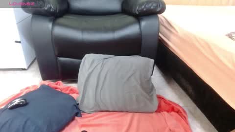 issa_km online show from February 28, 2025, 6:43 am