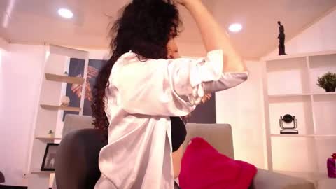issa_milf online show from May 28, 2026, 12:13 pm