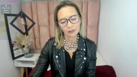 ISSA MILF online show from May 26, 2026, 1:40 pm