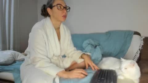 Issabelle online show from December 21, 2025, 7:15 am