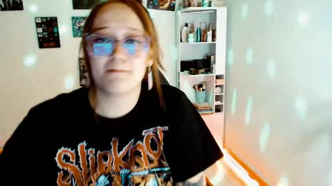 Yiz online show from December 21, 2024, 4:09 am