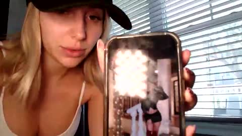 Alexis Rae online show from November 24, 2025, 6:18 pm