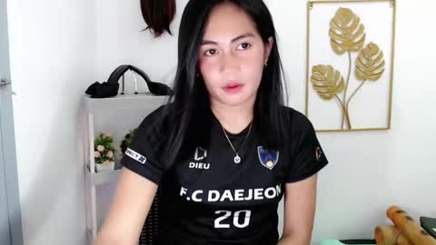 itsurgil_kloeh online show from November 5, 2025, 12:49 pm