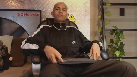 Snapshot of itszairen chatting on February 17, 2026, 4:20 am itszairen online show from February 17, 2026, 4:20 am