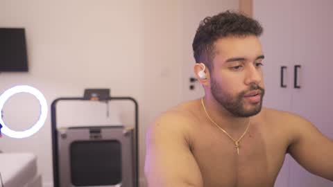 Izaak online show from December 19, 2024, 8:13 pm