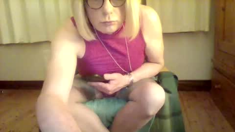 izzy_mchoney online show from May 15, 2026, 11:01 pm